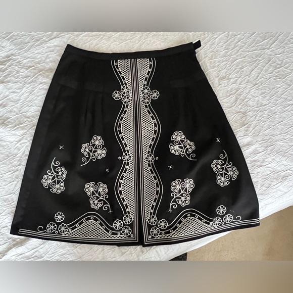 Nine & Co. Dresses & Skirts - Beautiful Black & White Embroidered A-Line Skirt with Subtle Beading
